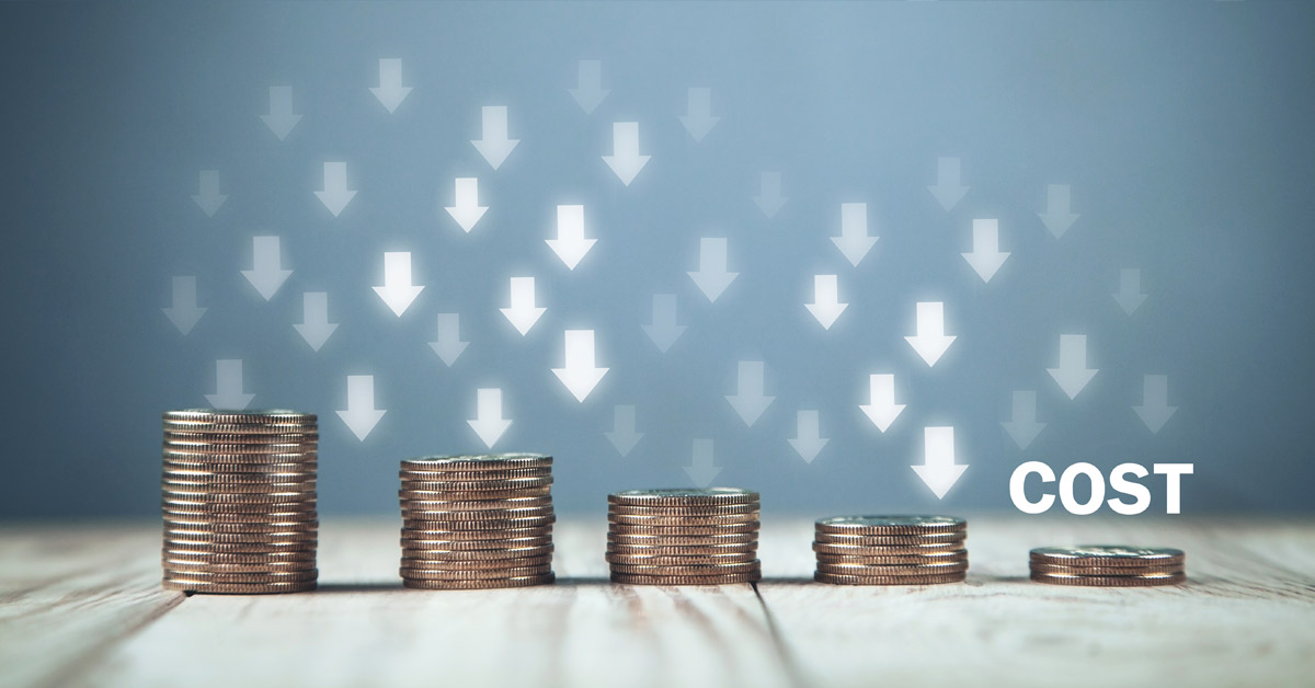 Concept de réduction des coûts avec des flèches pointant vers le bas sur la monnaie